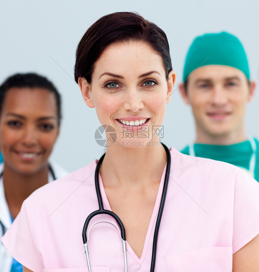 女医生站在其团队的前面站着药品老年团体快乐医院护士同事男性男生工作图片