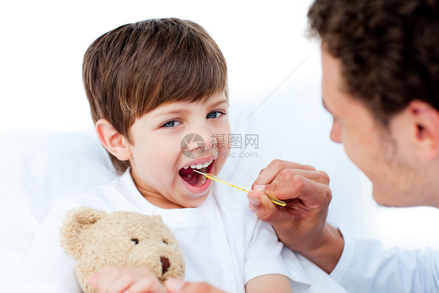 年轻医生取小男孩的体温生活病人儿科流感擦洗帮助疼痛药品毛绒男性图片