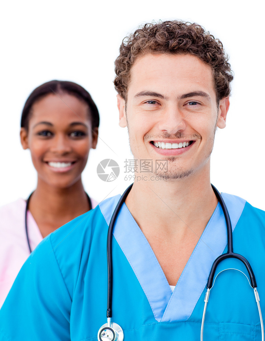 迷人的医生对着镜头微笑蓝色团队诊所同事工作女性卫生手术外科职业图片