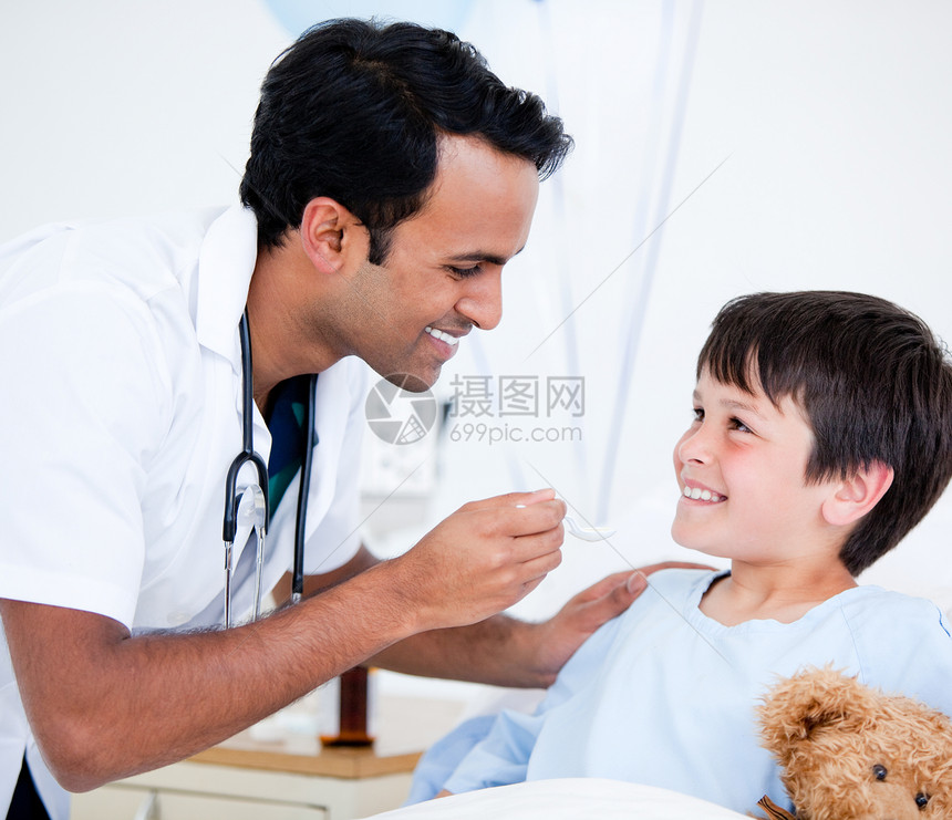 微笑生病 小男孩在吃药图片