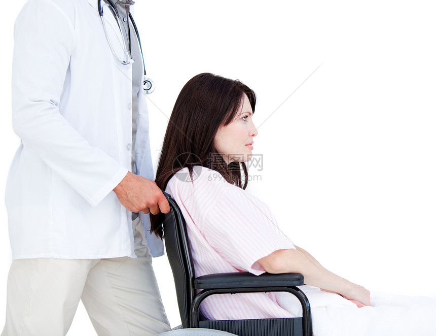 与医生一起坐在轮椅上的女病人不舒服图片