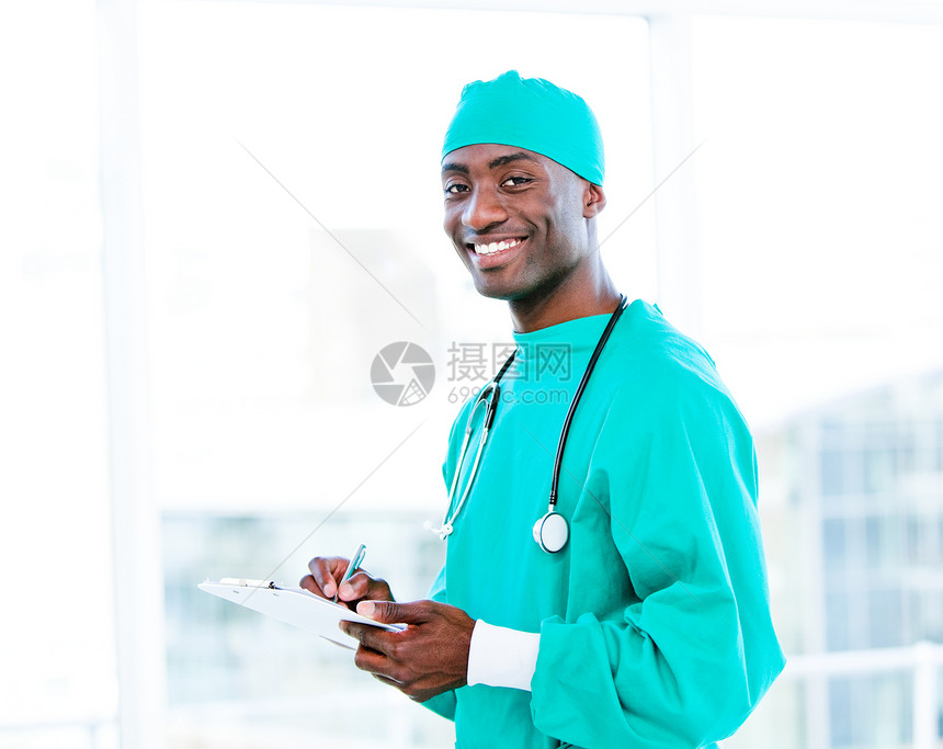 有吸引力的外科医生在病人文件夹里做笔记图片
