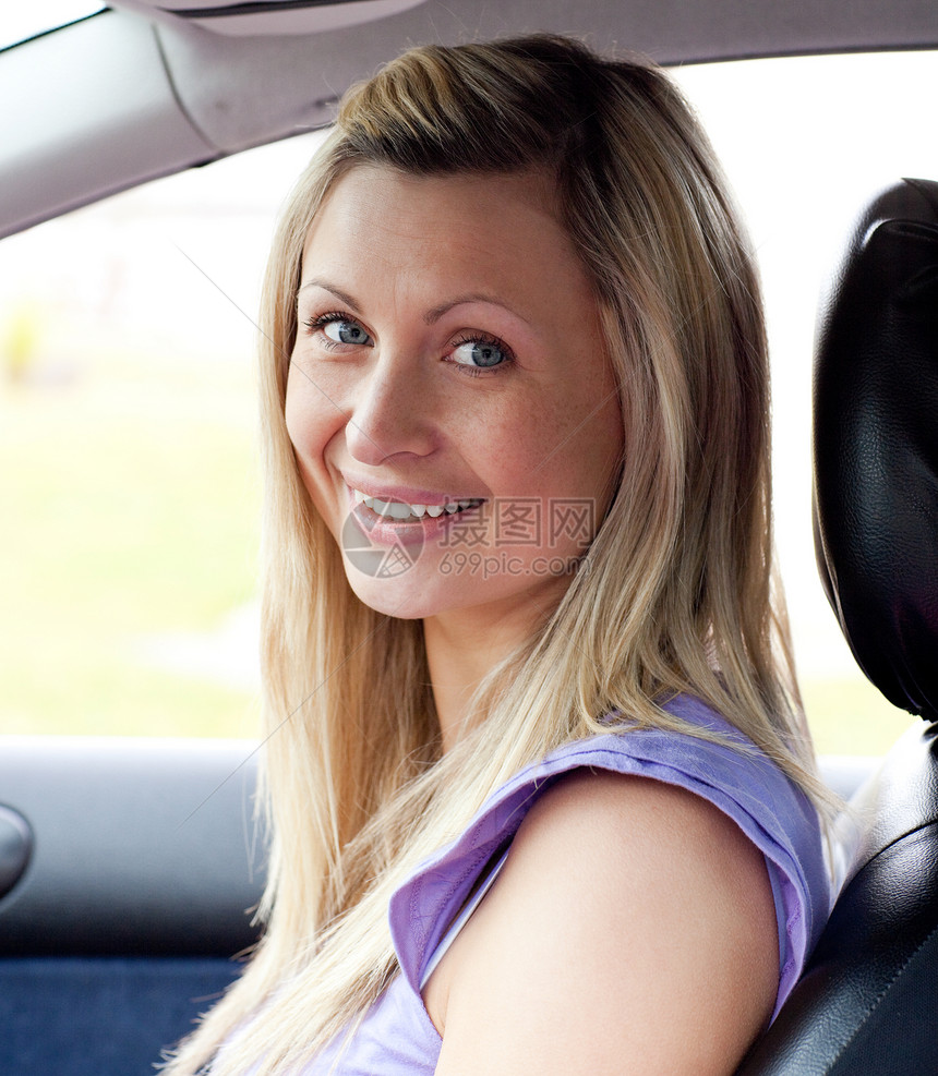 一位微笑的年轻女司机的肖像图片