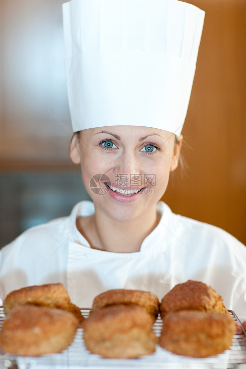 迷人的年轻厨师烤饼干图片