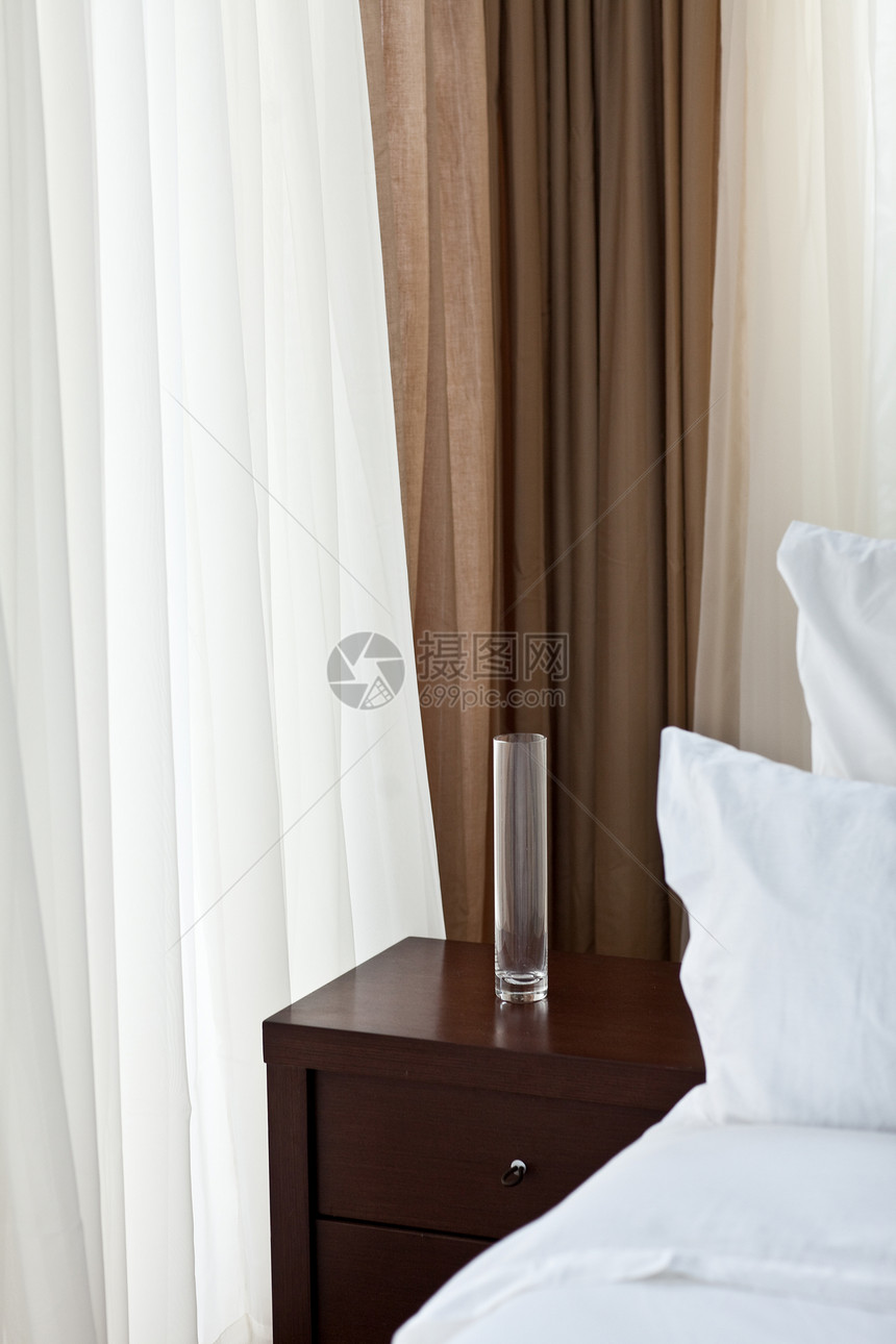 现代卧室魅力床头桌子气氛摄影窗户棕色白色花瓶灯光图片