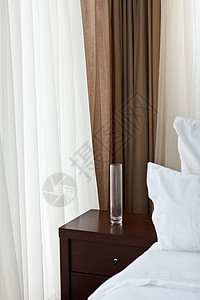 现代卧室魅力床头桌子气氛摄影窗户棕色白色花瓶灯光背景图片