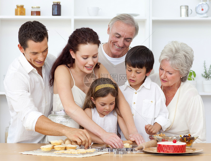 父母 祖父母和子女在厨房烘烤图片