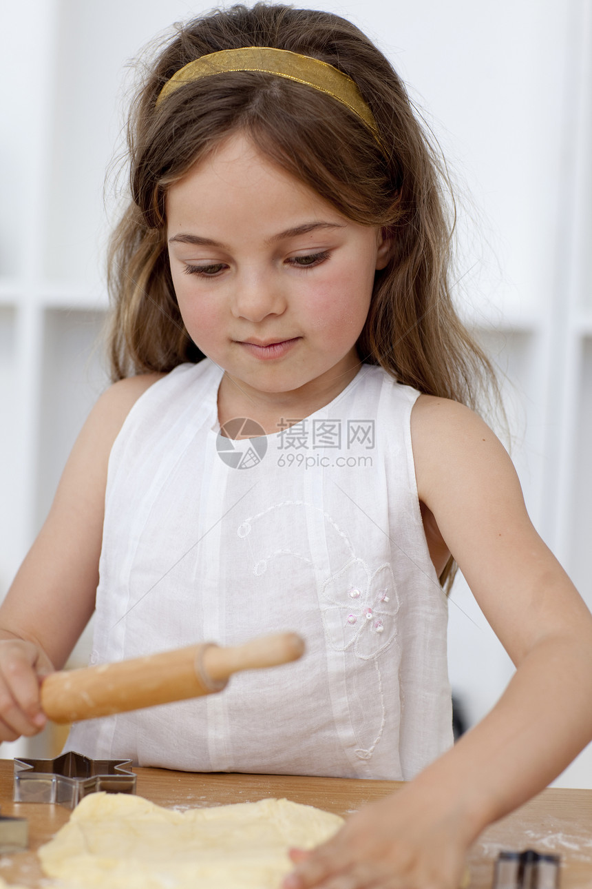 小女孩在厨房里烘烤享受面粉房子女孩帮助乐趣烹饪童年饼干儿子图片