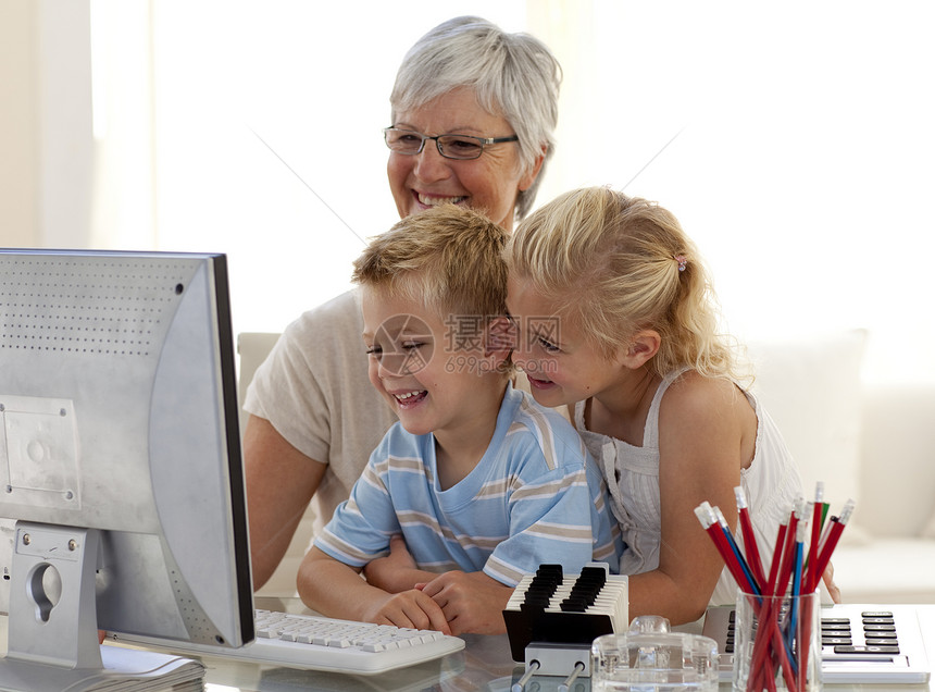 儿童与祖母一起使用电脑的儿童;以及图片