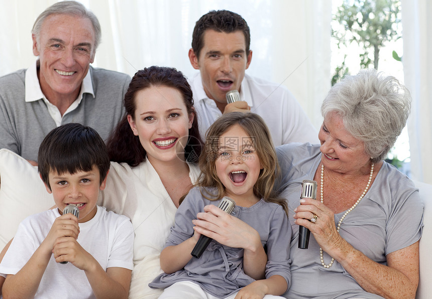 家庭在客厅唱卡拉OK图片