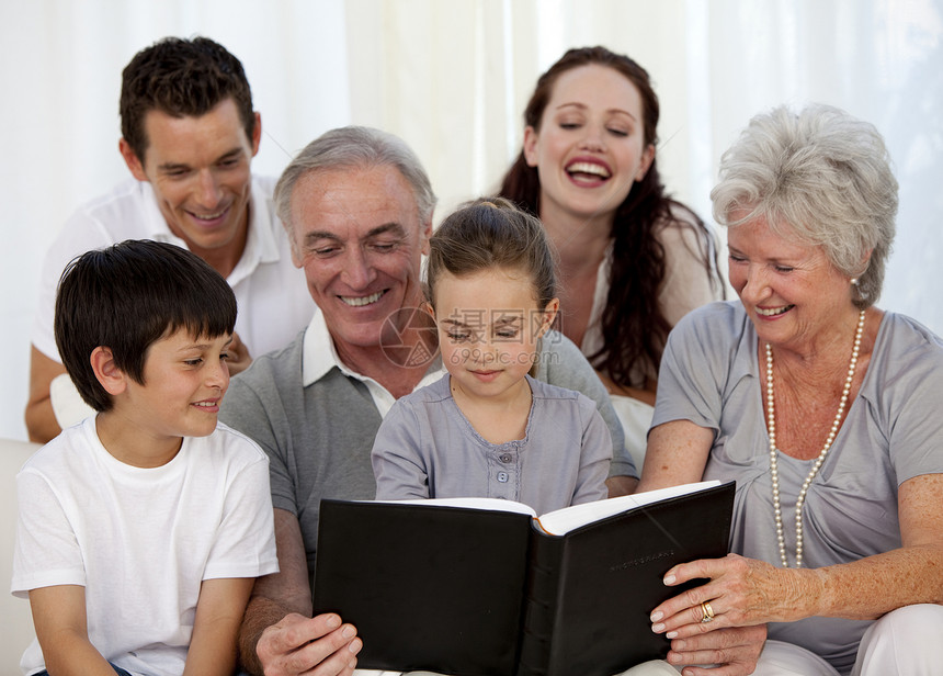 家庭看相片专辑祖父男性长椅照片男生乐趣女孩头发阅读妈妈图片