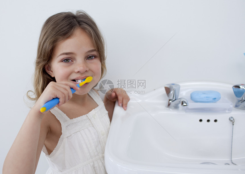 有个小女孩擦牙的肖像图片