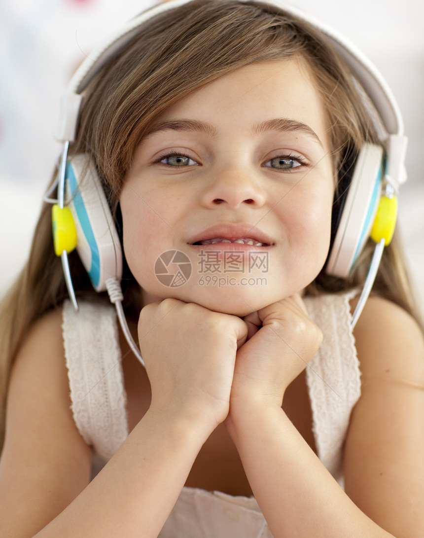 小女孩的肖像 听音乐的声音图片