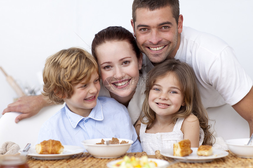 家人吃早餐快乐享受厨房家庭父亲果汁生活乐趣食物房子女孩图片