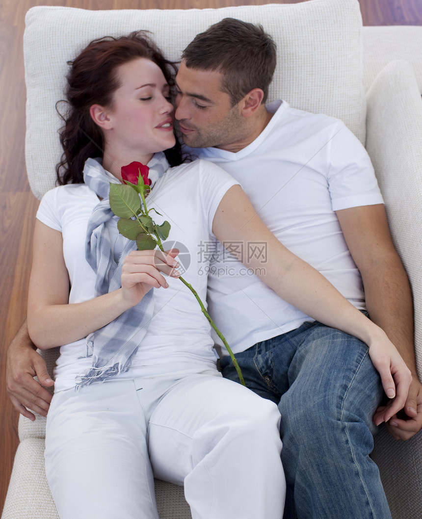 沙发上的情人和玫瑰伙伴房间微笑丈夫妻子朋友们情绪家庭女朋友拥抱图片