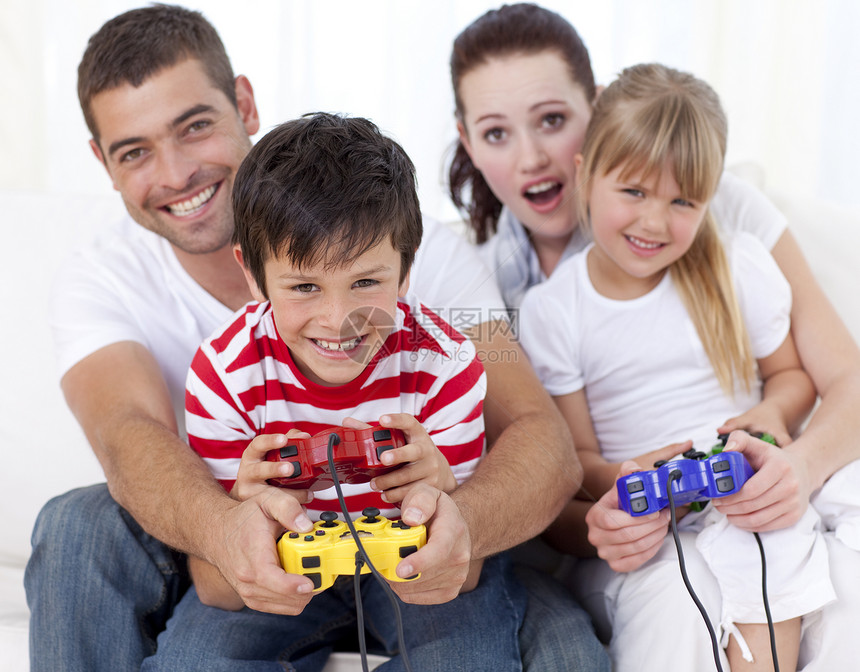在家玩电子游戏的家庭微笑幸福已婚女性视频金发妻子沙发男人黑发图片