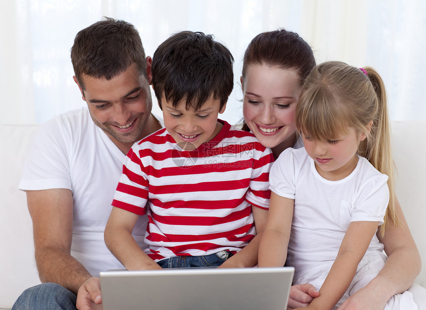 家庭使用笔记本电脑的家庭兄弟女孩妈妈儿子乐趣母亲男生孩子孩子们互联网图片