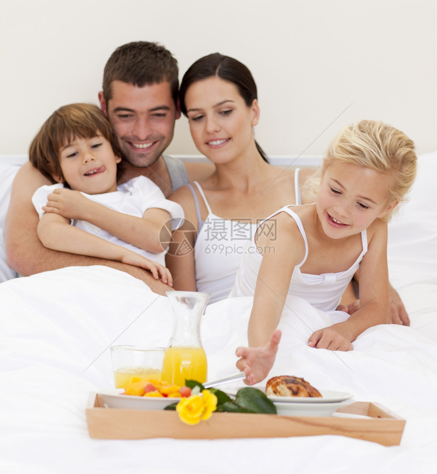 家人在卧室吃早饭快乐男生食物男性女孩微笑爸爸妻子杯子母亲兄弟图片