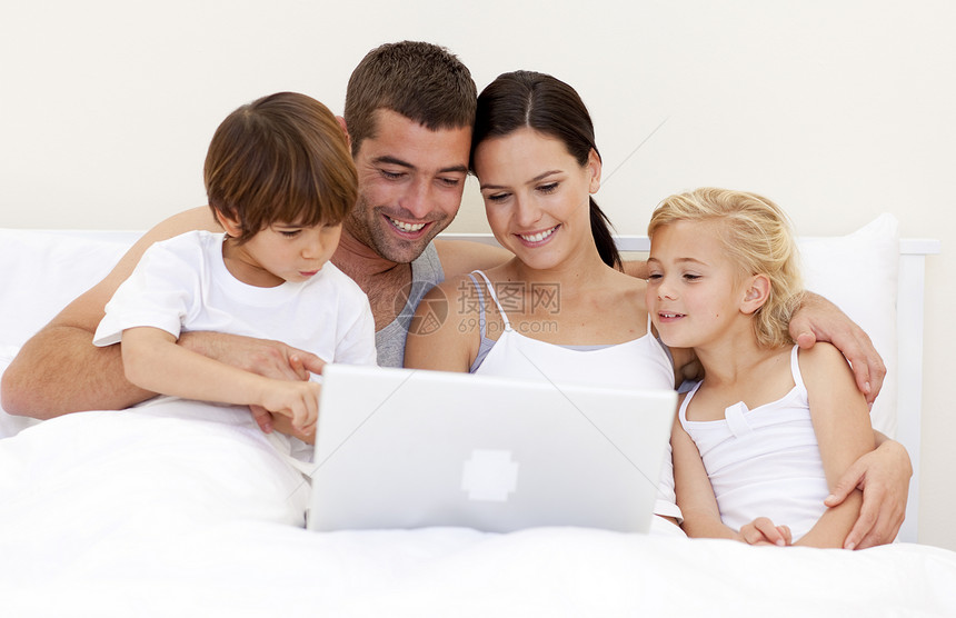 家庭在床上使用笔记本电脑妻子网络卧室丈夫家具互联网姐姐工作夫妻男生图片
