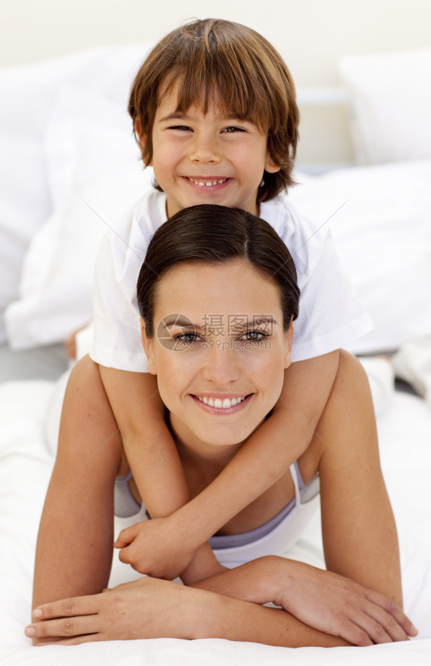 儿子在床上拥抱母亲生活卧室房子女性感情妈妈团体男性女士乐趣图片