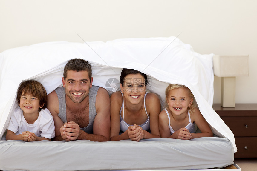 幸福家庭在床单下图片
