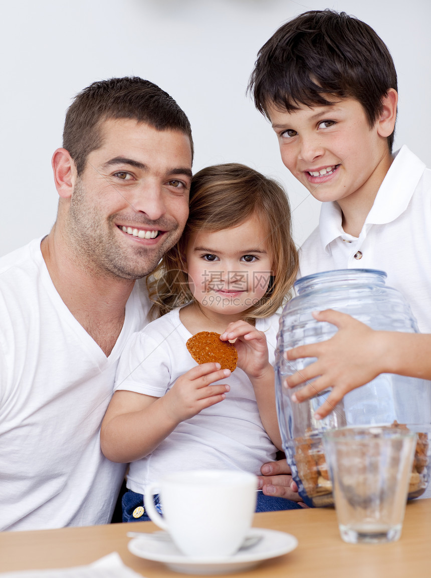 父亲和儿女用牛奶吃饼干图片