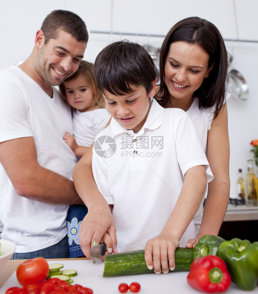 小男孩和家人一起准备食物图片