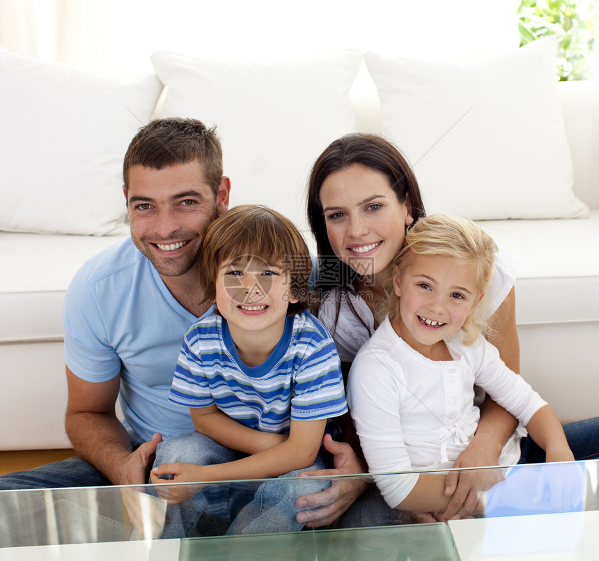 幸福家庭在客厅微笑的肖像兄弟闲暇快乐女儿沙发成人母亲头发男人窗户图片
