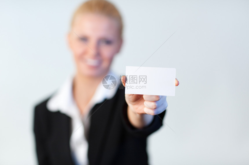 拥有名片的有笑笑着的女商务人士卡片展示女性工人会议美丽办公室女孩微笑工作图片
