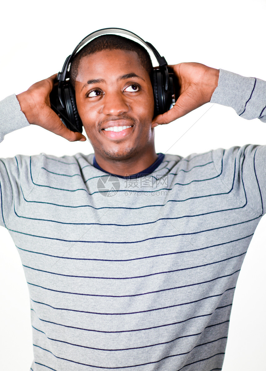 青年成年人听音乐的情况微笑音乐房子黑色闲暇房间技术生活男人男性图片