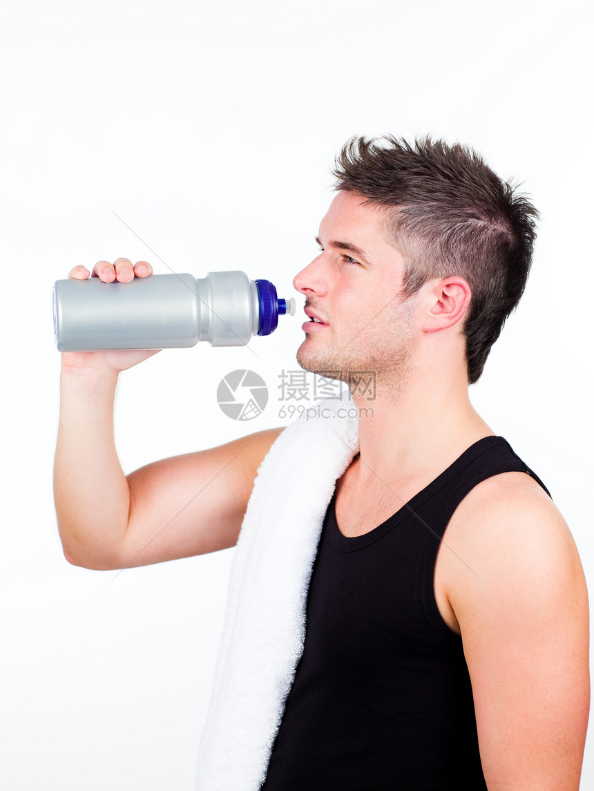 手持运动瓶子的青年男子健身房成人毛巾运动员训练乐趣肌肉活力身体微笑图片