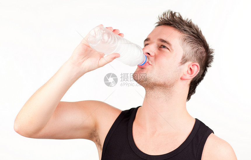 男人饮用水瓶子机器毛巾运动健身房男生姿势黑发力量微笑图片
