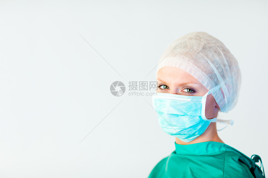 外科医生看镜头喜悦医院专家擦洗成功微笑工作室卫生职业护士图片