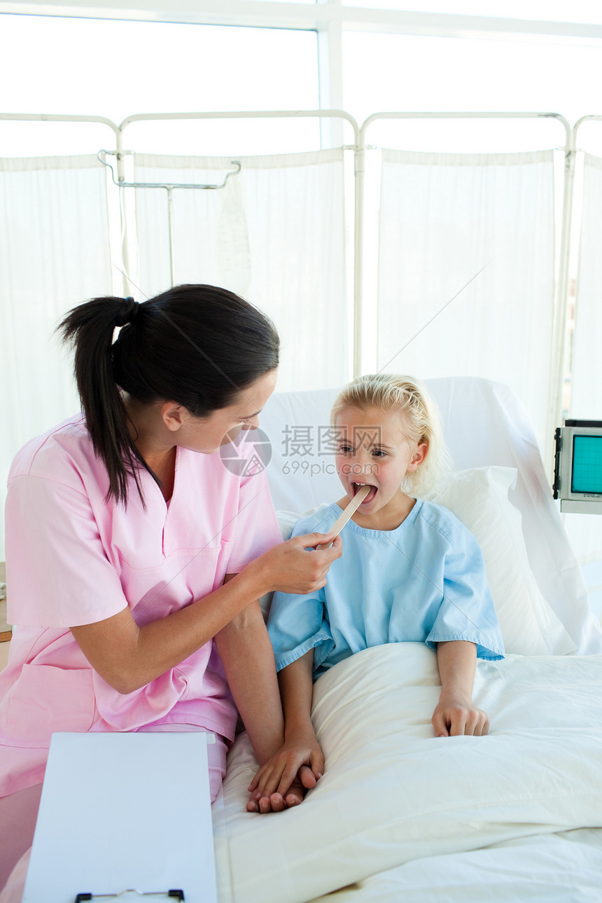 有吸引力的护士 检查一个小女病人图片