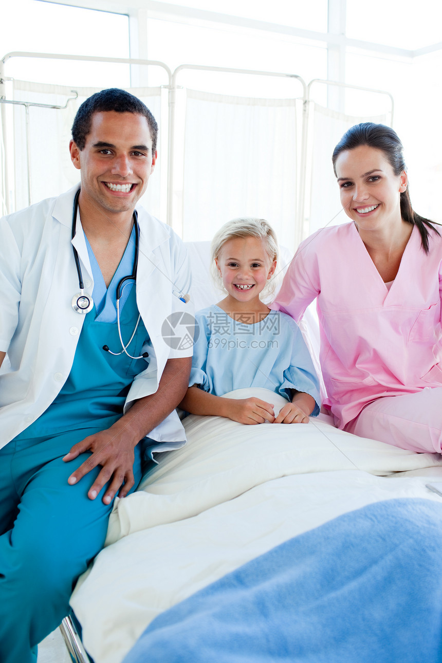 一个医生和一个护士 和他们的小病人图片