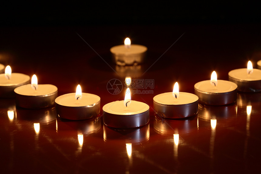 黑暗中的蜡烛设备烛光燃烧火焰回忆场景记忆照明悲哀悲伤图片