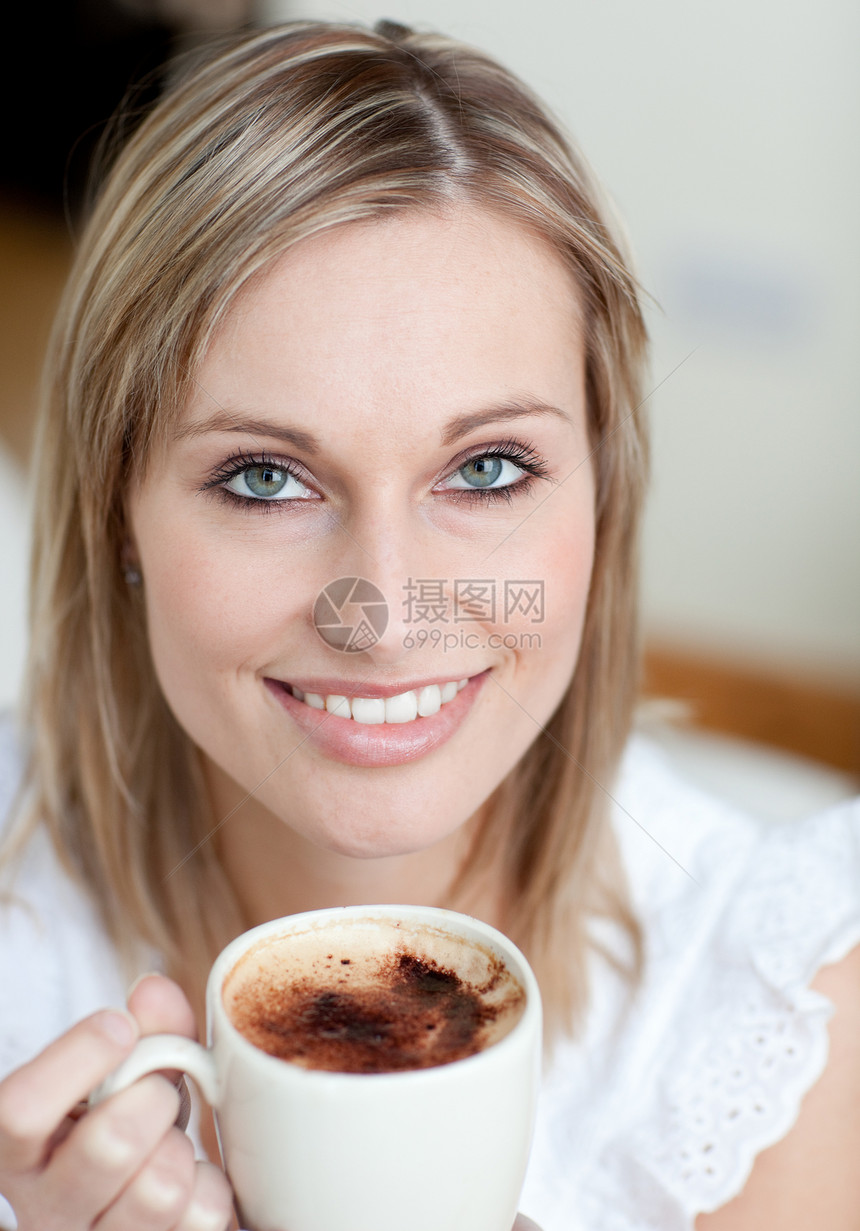 坐在沙发上喝咖啡的迷人女人客厅成人食物房间微笑早餐咖啡饮料女士女性图片