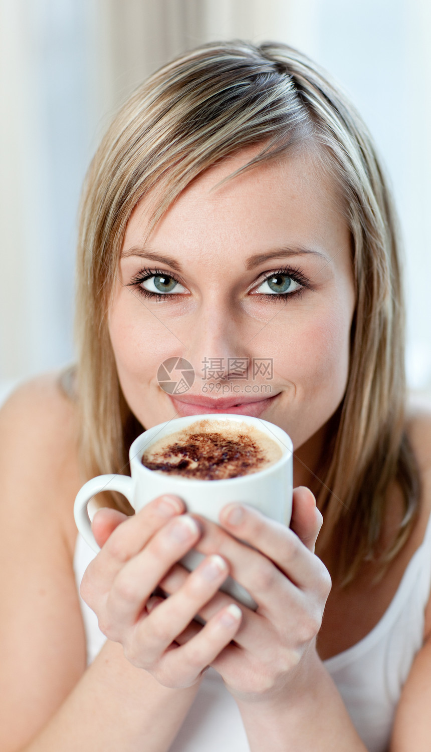 一个喝咖啡的开心女人的肖像图片