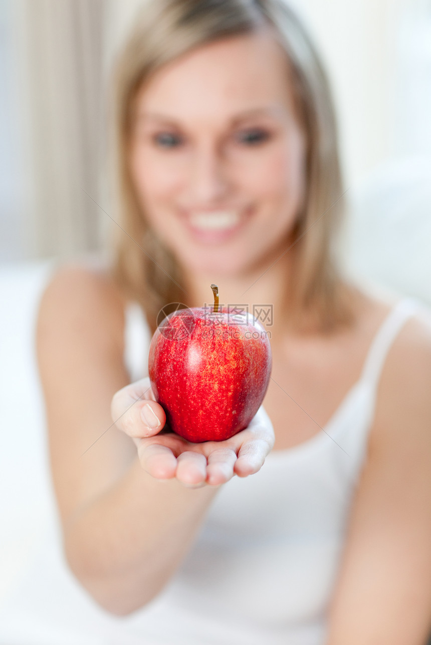 白种女人展示苹果图片