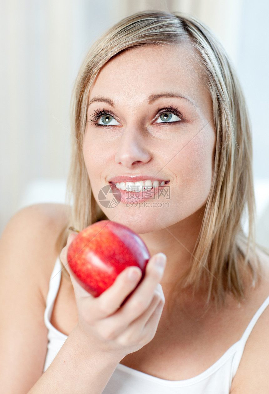 美丽的女人吃着苹果营养食物卫生维生素活力饮食金发健康女士保健图片