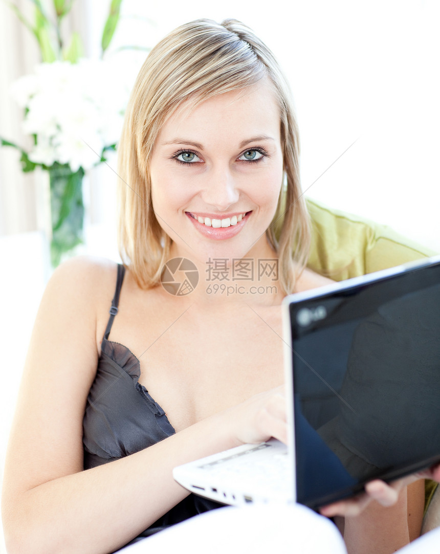 笑脸白种女人在家上网上网图片