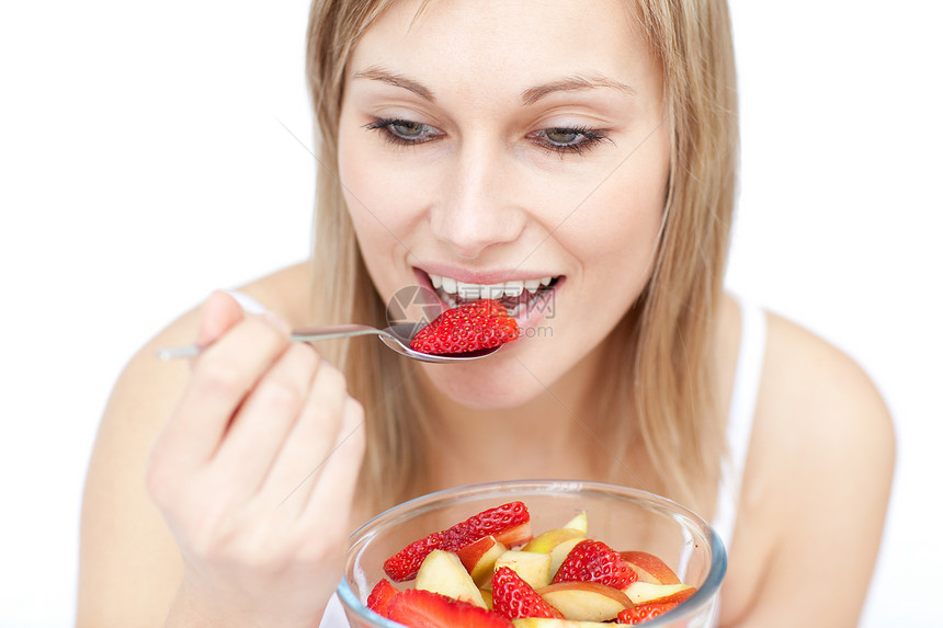 美丽的女人吃水果沙拉浆果午餐食物微笑营养健康饮食甜点快乐饮食成人图片