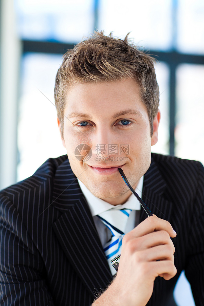 一个戴眼镜商务人士的肖像衣服眼镜男生领带学生工人眼睛冒充商务蓝色图片