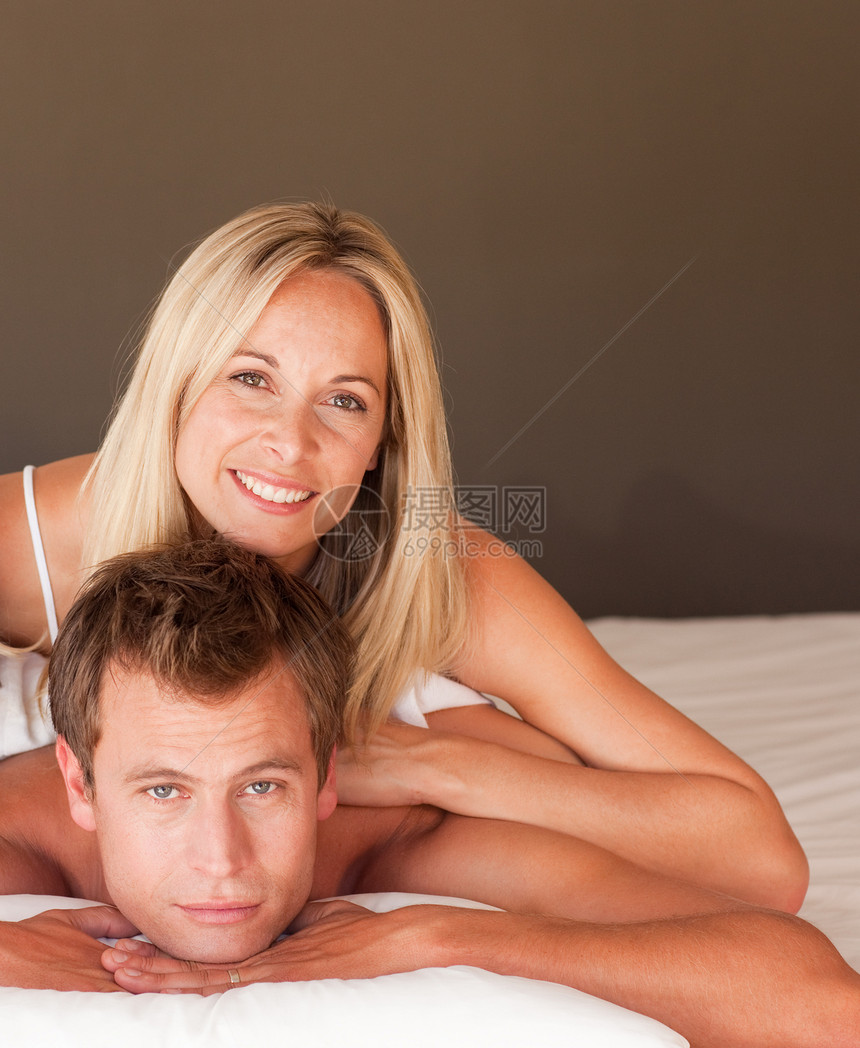 快乐的情侣一起在床上享受图片