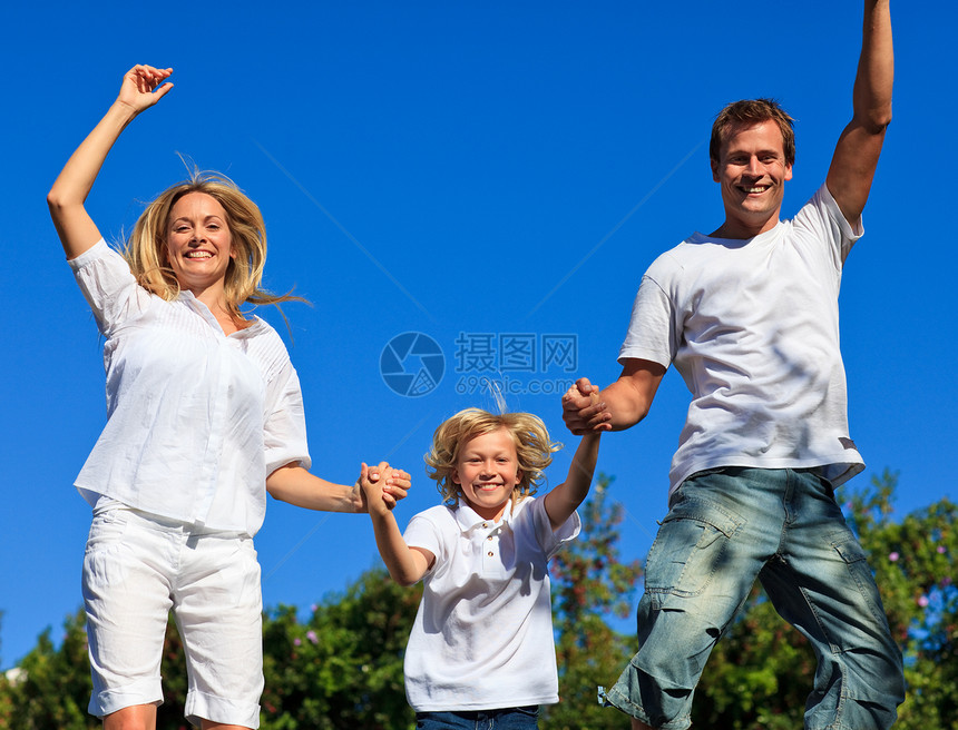 活生生的家庭在空中跳跃图片