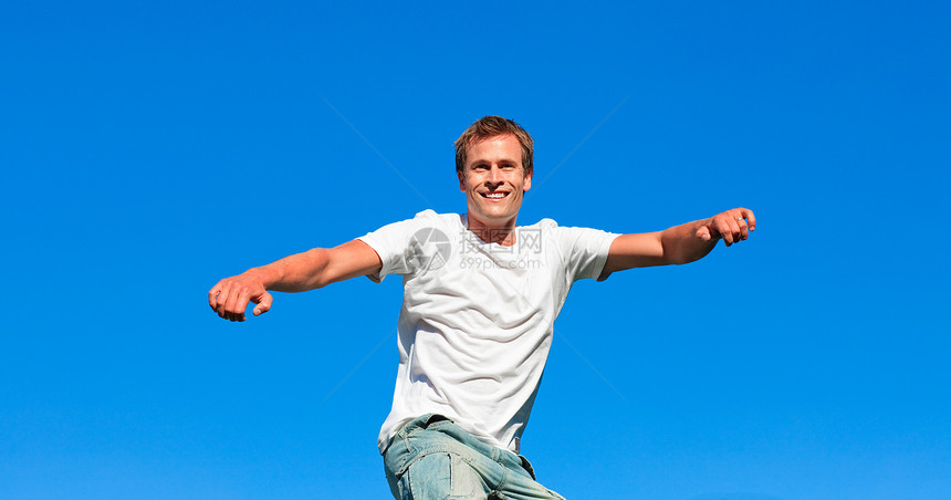 活生生的男人在空中跳跃图片