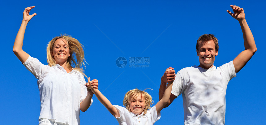 可爱的家庭在空中跳跃图片