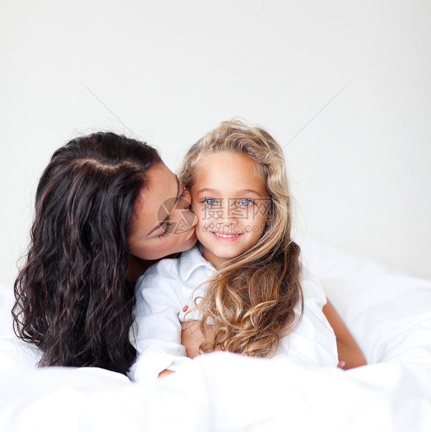 年轻母亲和小胖子在床上拥抱享受女儿孩子们妈妈女孩女性生活乐趣家庭喜悦图片