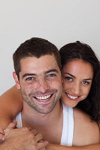 一对微笑的情侣的肖像女性女朋友拥抱男性感情亲热男朋友内饰压痛异性背景图片