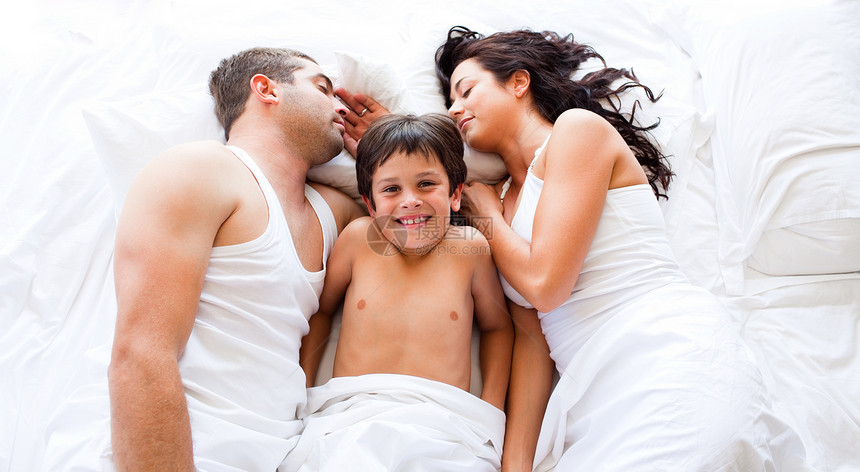 微笑的儿子和他的父母睡着图片